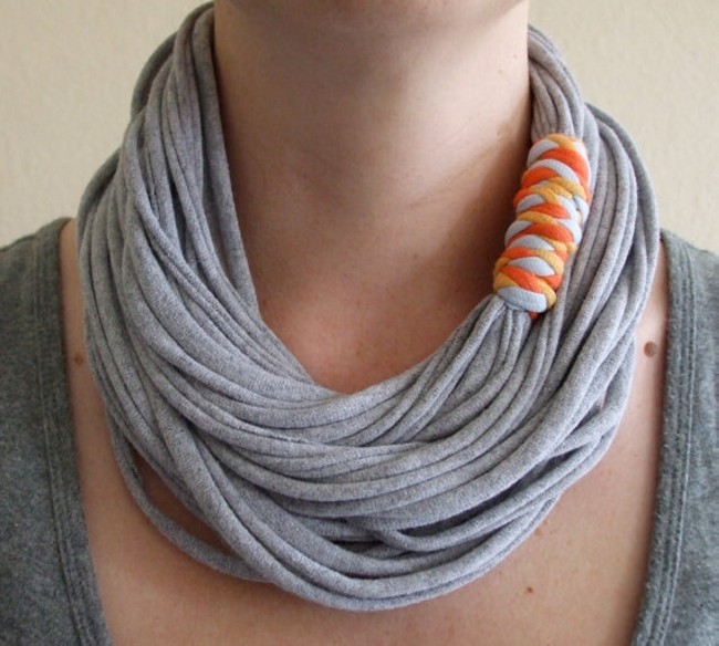 Recycled T-shirt Nacklace Idea